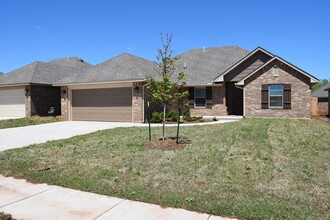 1731 W Trout Way in Mustang, OK - Building Photo - Building Photo