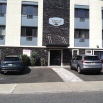 1274 River Rd, Unit 208 Undercliff Ave b8 in Edgewater, NJ - Building Photo
