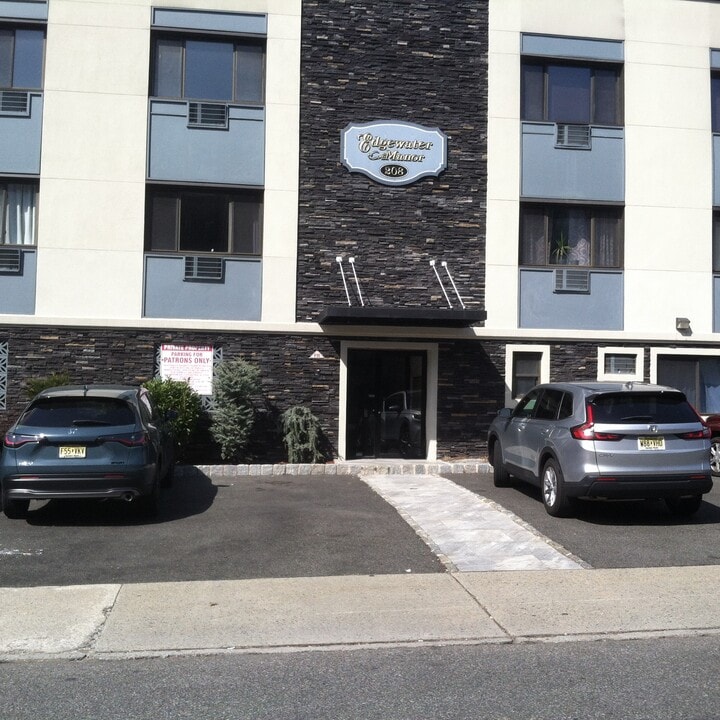 1274 River Rd, Unit 208 Undercliff Ave b8 in Edgewater, NJ - Building Photo