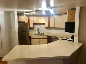 270 E Highland Ave, Unit 835 in Milwaukee, WI - Building Photo - Building Photo