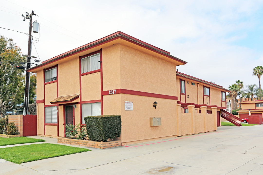 2517-2525 Delaware St in Huntington Beach, CA - Building Photo