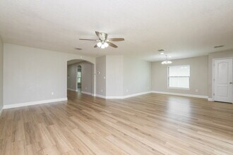 655 Chatham Walk Dr in Ruskin, FL - Building Photo - Building Photo