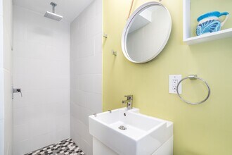 702 Angelus Pl in Los Angeles, CA - Building Photo - Building Photo