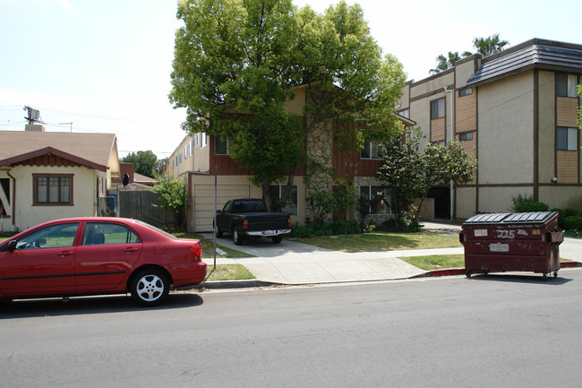 300 E Garfield Ave in Glendale, CA - Foto de edificio - Building Photo