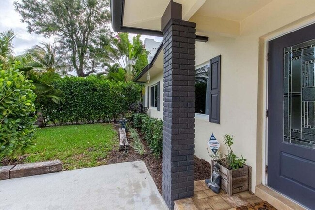 327 Dartmouth Dr in Lake Worth Beach, FL - Building Photo - Building Photo