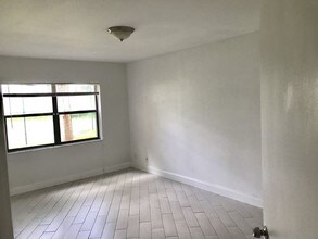 8290 Lake Dr-Unit -M145 in Doral, FL - Building Photo - Building Photo