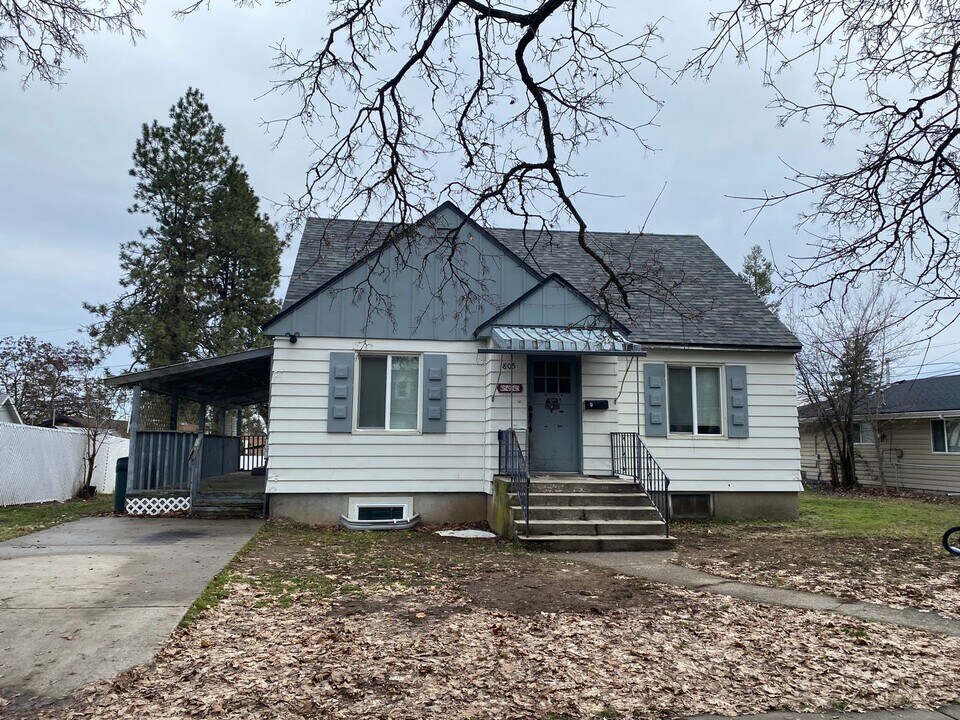 805 6th St in Cheney, WA - Building Photo