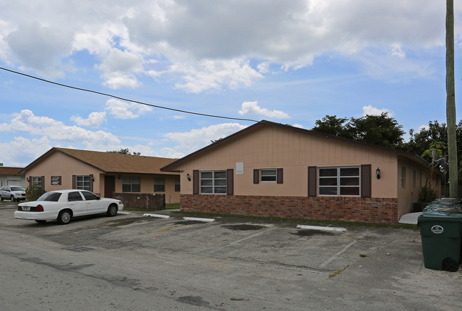 1086 NE 33rd St in Oakland Park, FL - Building Photo - Building Photo