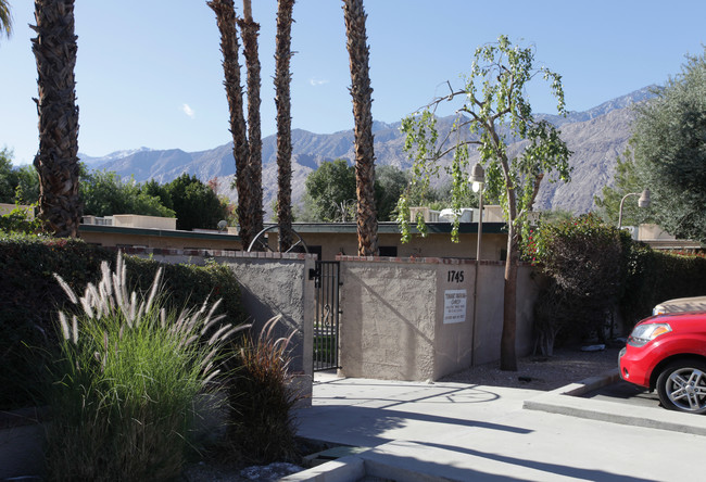 1745 E Arenas Rd in Palm Springs, CA - Foto de edificio - Building Photo