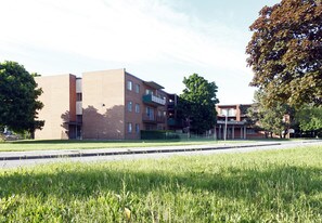 HUNTINGFIELD MANOR in Toronto, ON - Building Photo