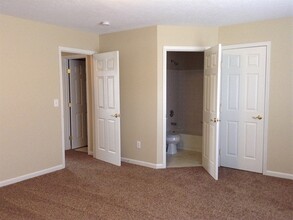 2043 River Birch Dr in Amelia, OH - Building Photo - Building Photo
