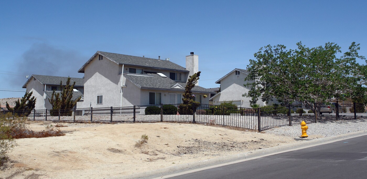 16318 Quantico Rd in Apple Valley, CA - Building Photo