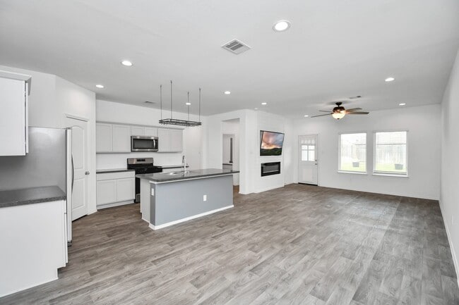 5443 Pinetree Cres Ln