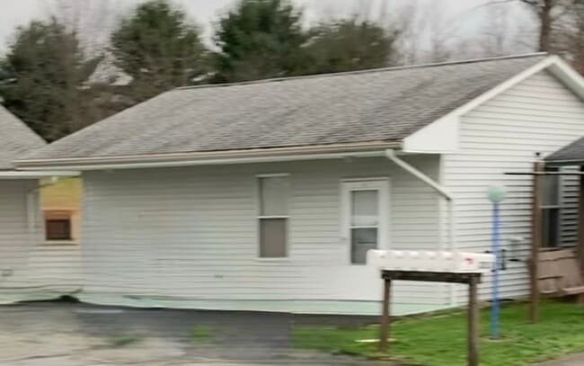 2153 Wood St in Latrobe, PA - Foto de edificio - Building Photo