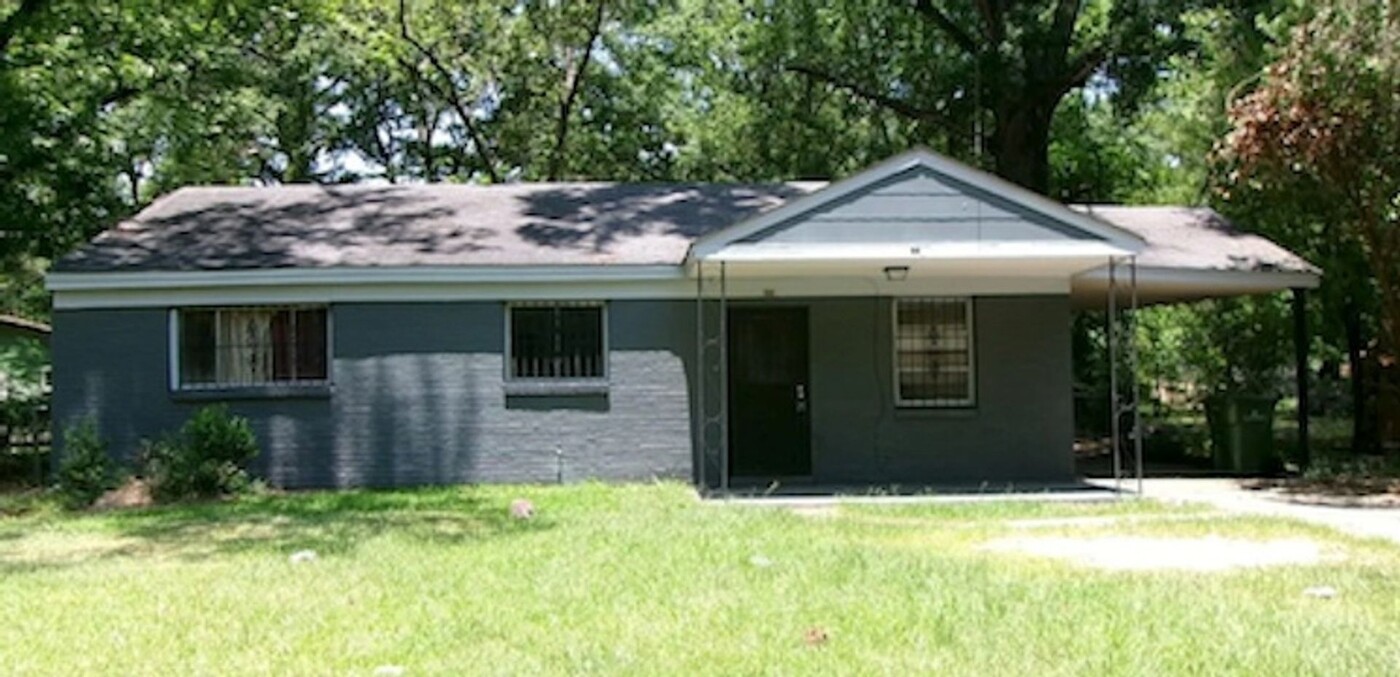 13905 Harding Ave in Bayou La Batre, AL - Building Photo