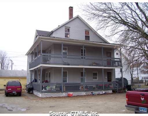 332 Church St in Putnam, CT - Foto de edificio