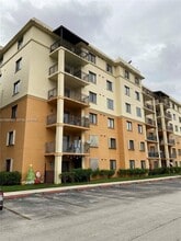 9300 Fontainebleau Blvd in Miami, FL - Foto de edificio - Building Photo