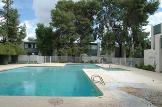 Los Compadres in Phoenix, AZ - Foto de edificio - Building Photo