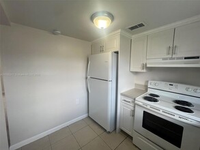 50 W 31st St, Unit 102 in Hialeah, FL - Foto de edificio - Building Photo