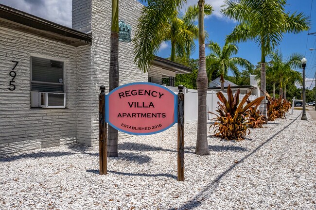 Regency Villas in St. Petersburg, FL - Building Photo - Building Photo