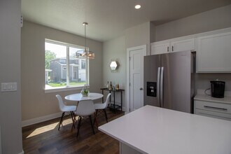 17119 Mistflower Ln in Urbandale, IA - Foto de edificio - Building Photo