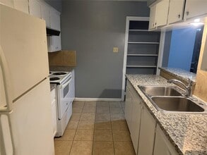 7813 S Gessner Rd in Houston, TX - Building Photo - Building Photo