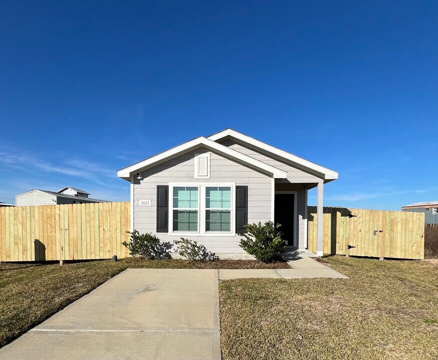 2623 Road 5724 in Cleveland, TX - Foto de edificio