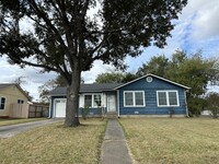 712 E Mesquite Ln in Victoria, TX - Foto de edificio - Building Photo