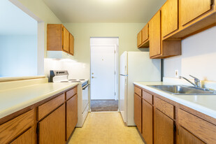 Woodcreek Manor Apartments in Lincoln Park, MI - Building Photo