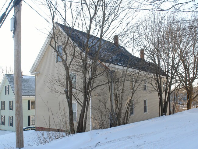 22 Highland Ave in Gardiner, ME - Foto de edificio - Building Photo