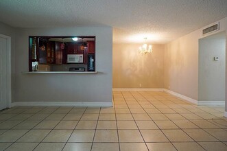 4160 NW 21st St, Unit 228-D in Lauderhill, FL - Building Photo - Building Photo