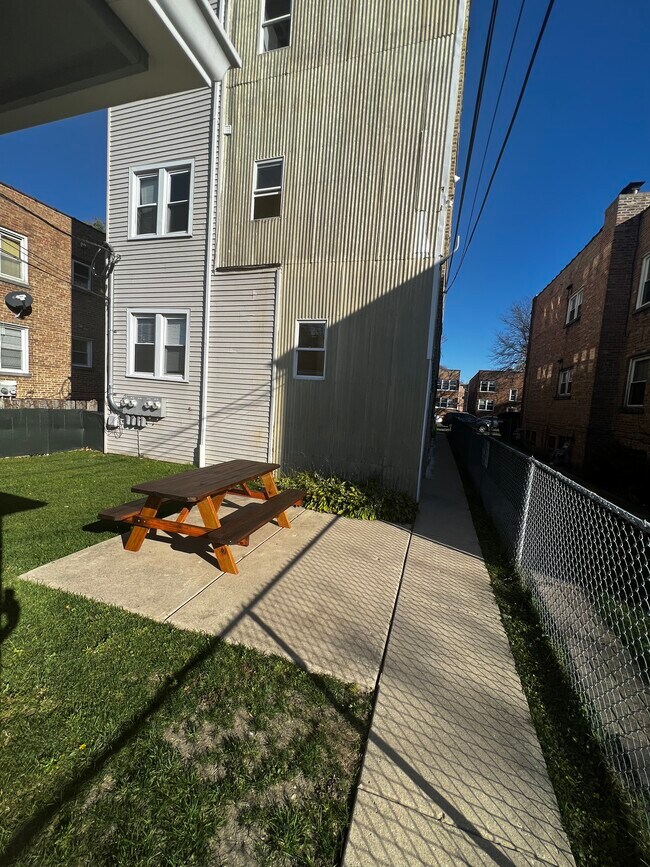 8142 Kilpatrick Ave in Skokie, IL - Building Photo - Building Photo