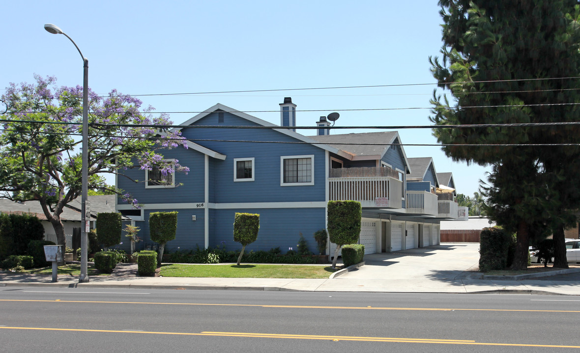 916 W Duarte Rd in Monrovia, CA - Building Photo