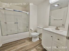 15643 Wyandotte St in Los Angeles, CA - Building Photo - Building Photo