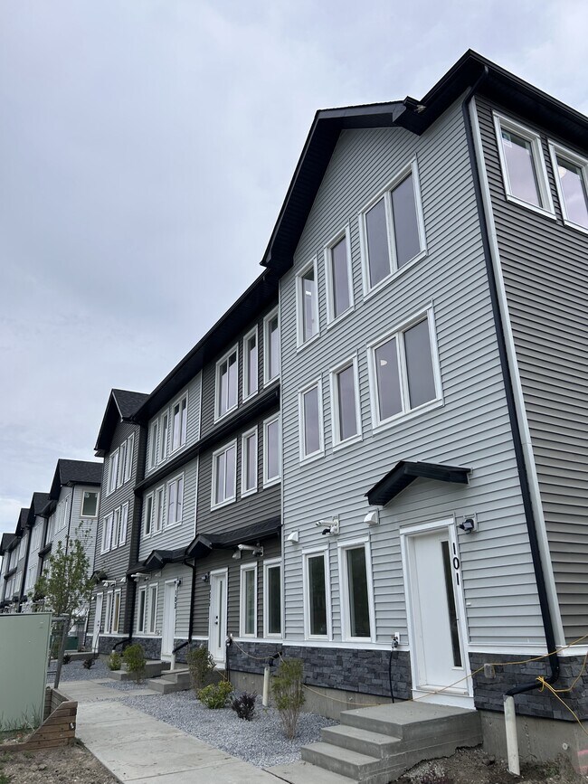 6510 Rundlehorn Dr NE in Calgary, AB - Building Photo - Building Photo