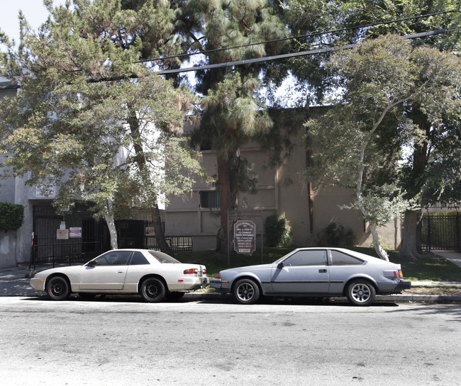 Gilmore Apartments in North Hollywood, CA - Building Photo - Building Photo