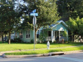 103 6th St in Sugar Land, TX - Building Photo - Building Photo