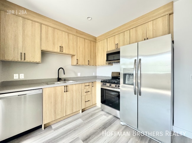 10806 Blix St in Los Angeles, CA - Building Photo - Building Photo