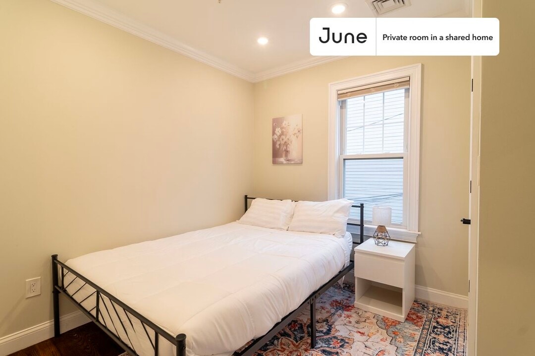 Room in Shared 4 bed/1.5 bath home in Somerville, MA - Building Photo