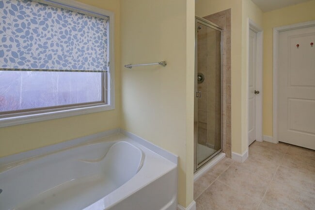 325 Cranbrooke Cir in Suwanee, GA - Foto de edificio - Building Photo