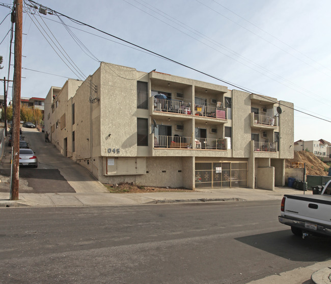 1045 Figueroa Ter in Los Angeles, CA - Foto de edificio - Building Photo