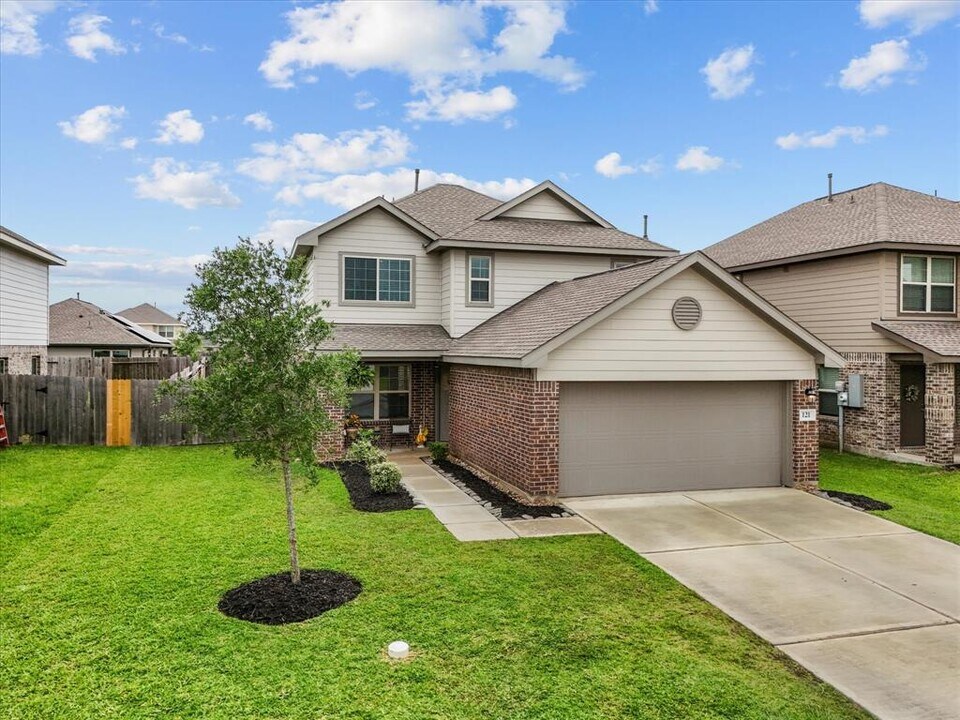 121 Cullen St in Angleton, TX - Building Photo