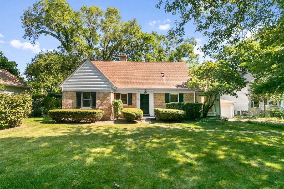 381 Wilson St in Winnetka, IL - Building Photo