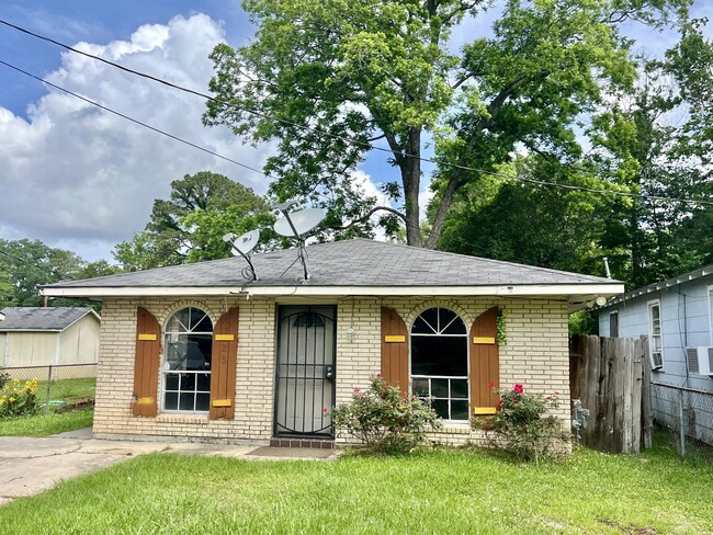 property at 4725 Stearns St