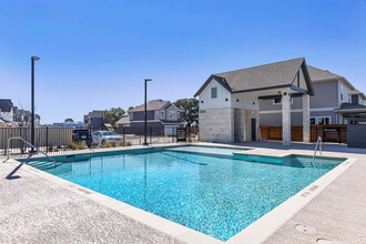 The Oaks on Chisholm Trail in Round Rock, TX - Foto de edificio - Building Photo