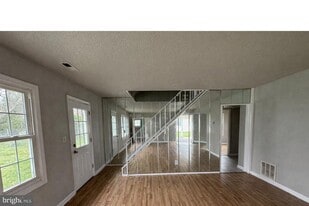 75 Mainbridge Ln in Willingboro, NJ - Building Photo