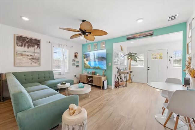 3765 21st Ave S in St. Petersburg, FL - Foto de edificio - Building Photo