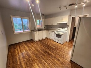 568 Phelps Ave in Victoria, BC - Building Photo - Building Photo