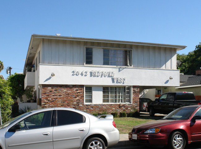 2042 S Bedford St in Los Angeles, CA - Foto de edificio - Building Photo