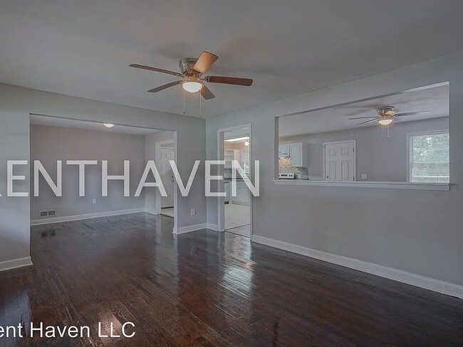 1114 Leesburg Rd in Columbia, SC - Foto de edificio - Building Photo